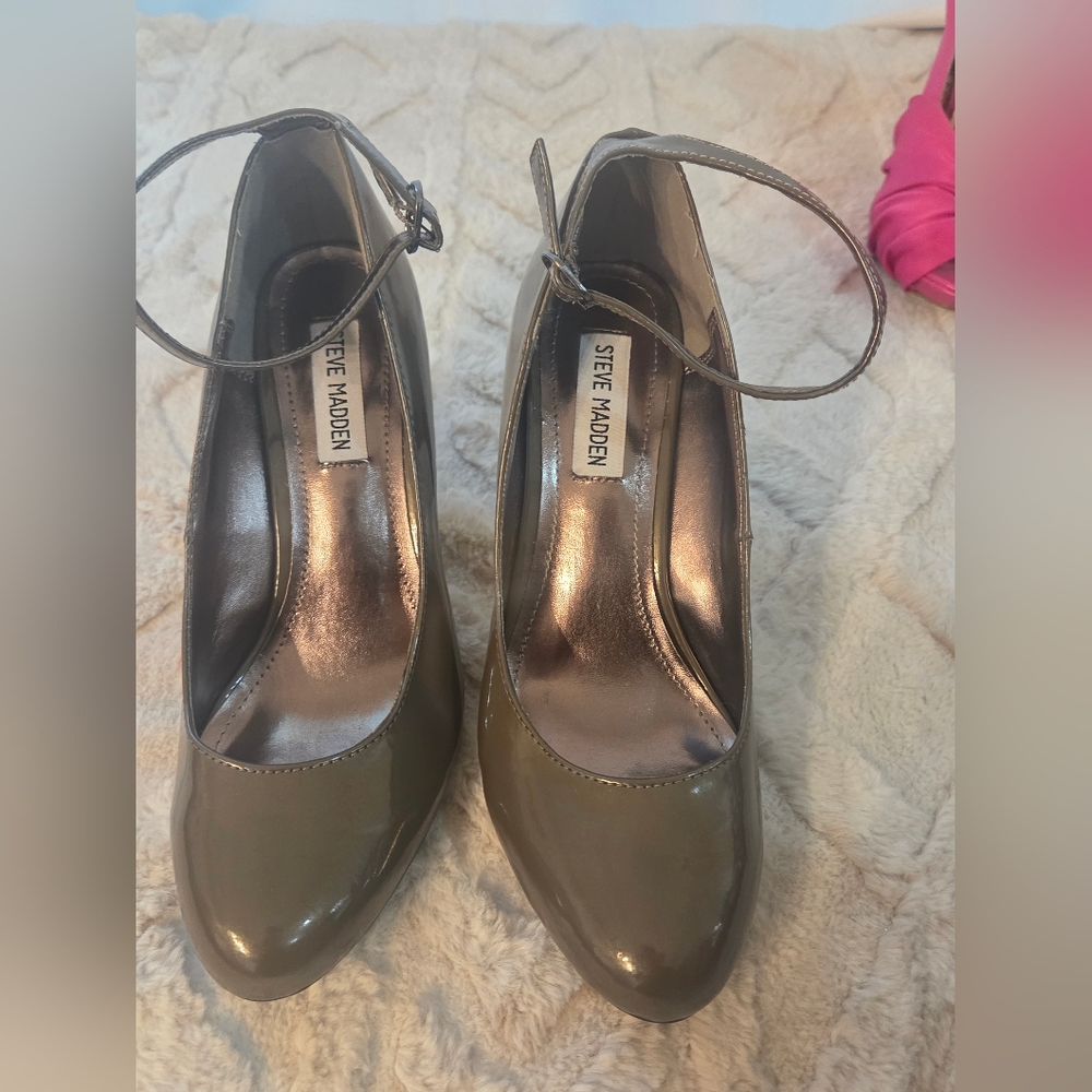 Chic And Trendy Steve Madden Women's Olive Patent Ankle-Strap Pumps Size 8.5 - Picture 2 of 10